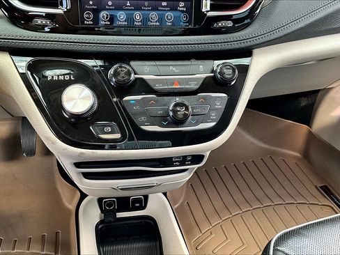 Used 2019 Chrysler Pacifica Limited image 30