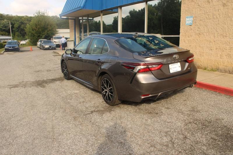 Used 2021 Toyota Camry SE w/ Convenience Package FWD image 4