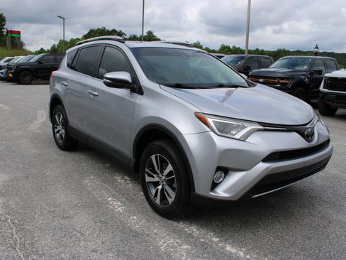 Used 2017 Toyota RAV4 XLE FWD image 4