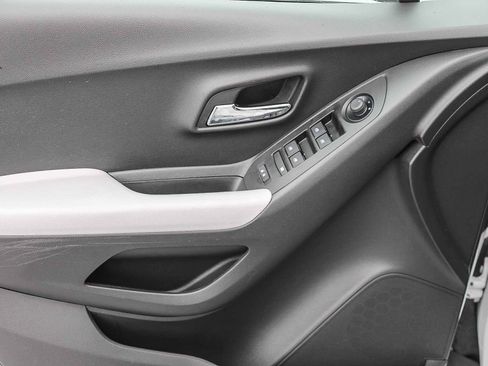 Used 2022 Chevrolet Trax LT w/ LT Convenience Package image 21