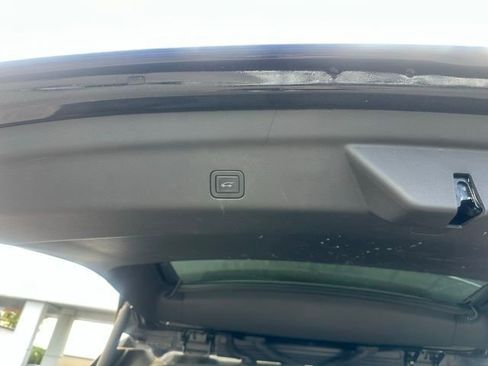 Used 2023 GMC Yukon SLT w/ SLT Luxury Package image 12