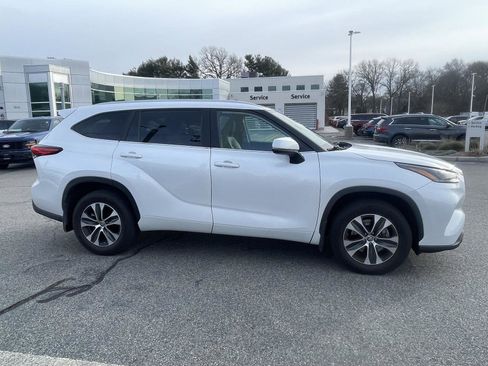 Used 2023 Toyota Highlander XLE image 2