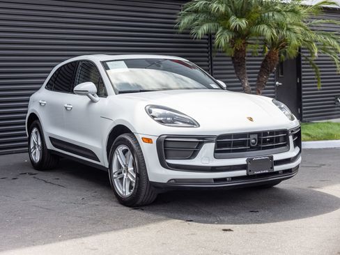 Certified 2024 Porsche Macan AWD/4WD image 6