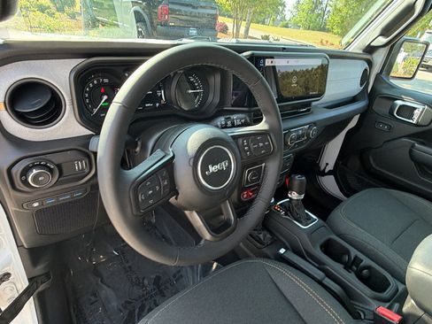 Used 2025 Jeep Wrangler Willys AWD/4WD image 24