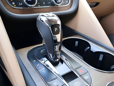 Used 2024 Bentley Bentayga Extended Wheelbase AWD/4WD image 30