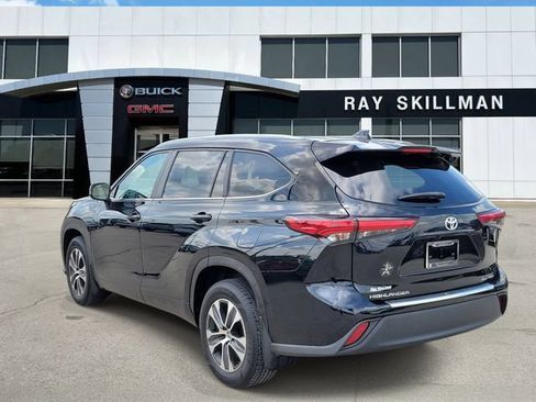 Used 2023 Toyota Highlander XLE AWD/4WD image 4