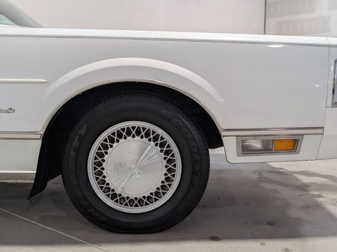 Used 1988 Lincoln Town Car RWD image 39