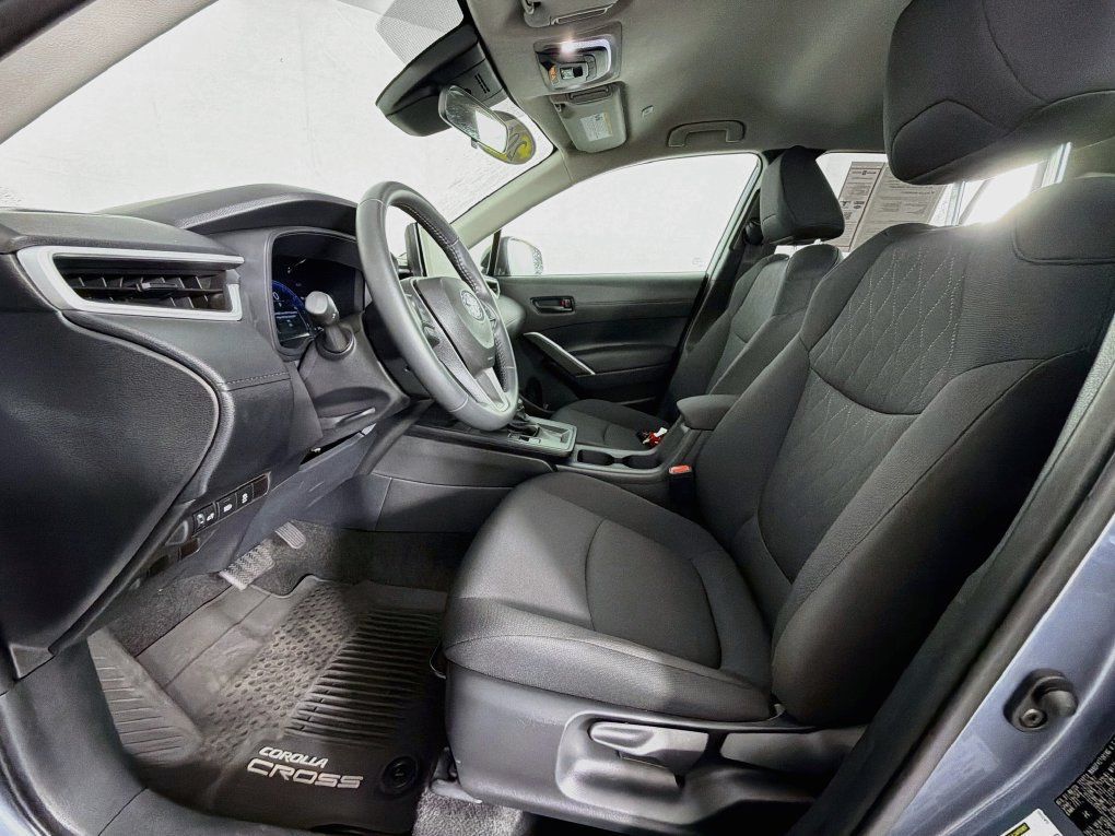 Used 2026 Toyota Corolla Cross LE FWD image 12