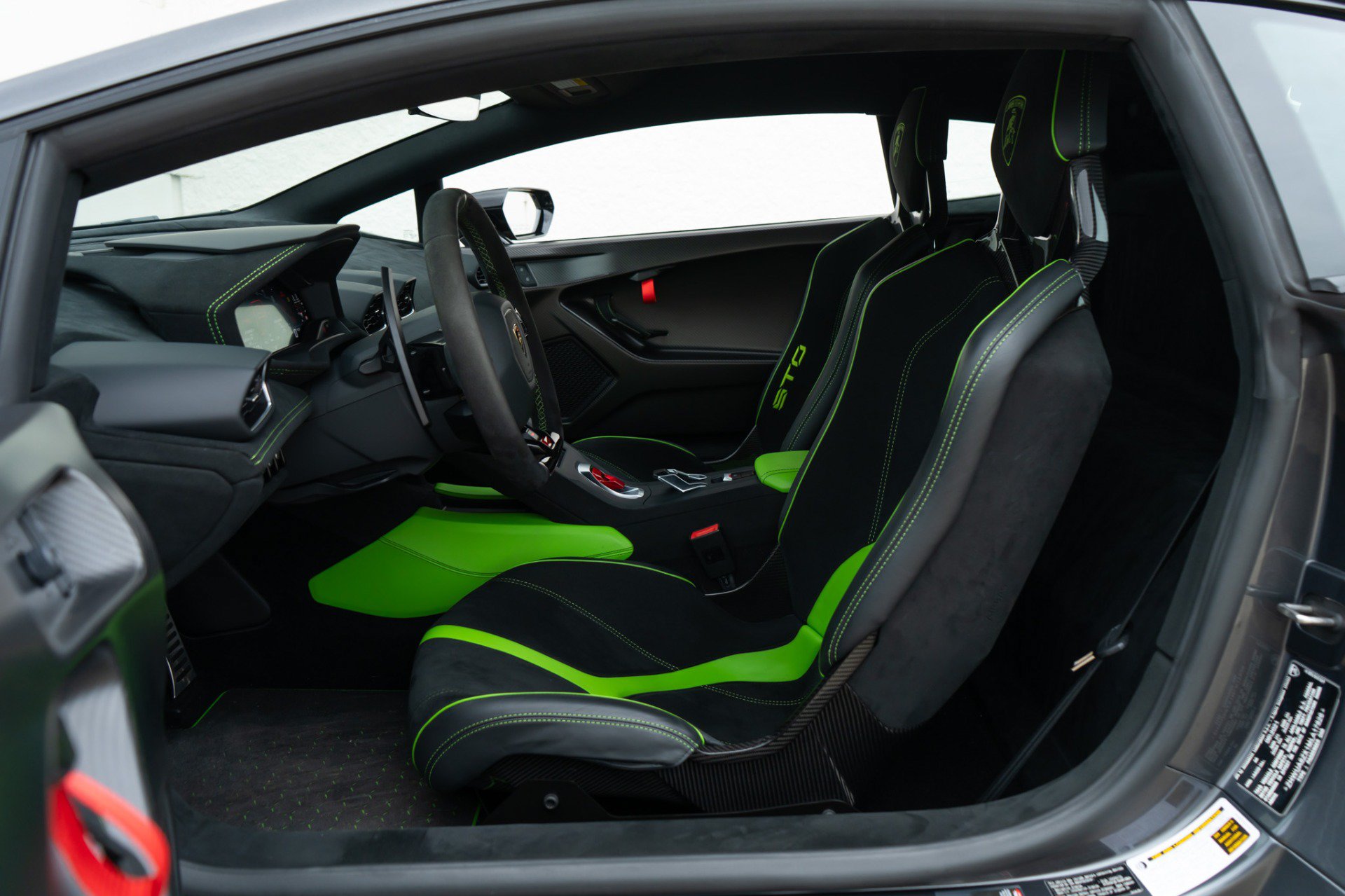Used 2021 Lamborghini Huracan STO RWD image 6