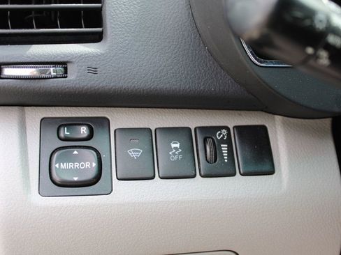 Used 2013 Toyota Highlander Plus w/ Cold Weather Pkg image 32