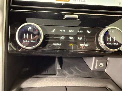 Used 2025 Land Rover Discovery Dynamic SE image 21