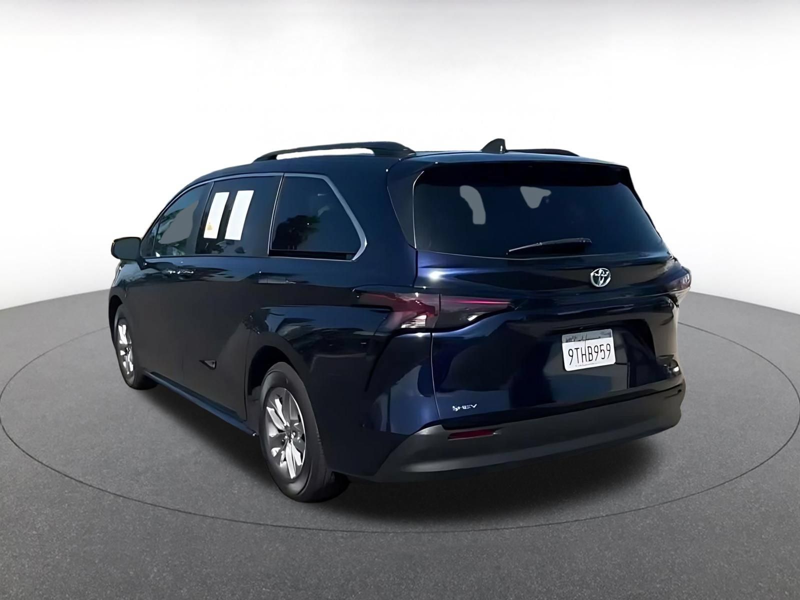 Used 2025 Toyota Sienna XLE FWD image 10