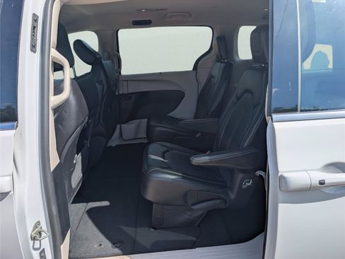 Used 2024 Chrysler Pacifica Touring-L FWD image 31