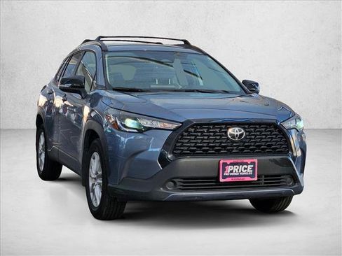 Used 2025 Toyota Corolla Cross LE FWD image 3