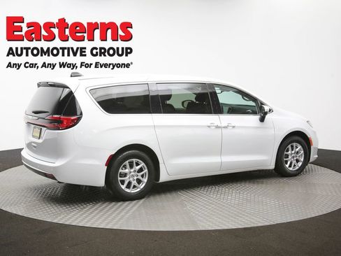 Used 2023 Chrysler Pacifica Touring-L image 43