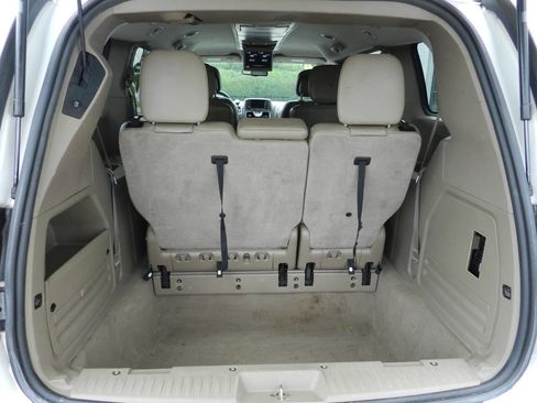 Used 2014 Chrysler Town & Country Touring image 18