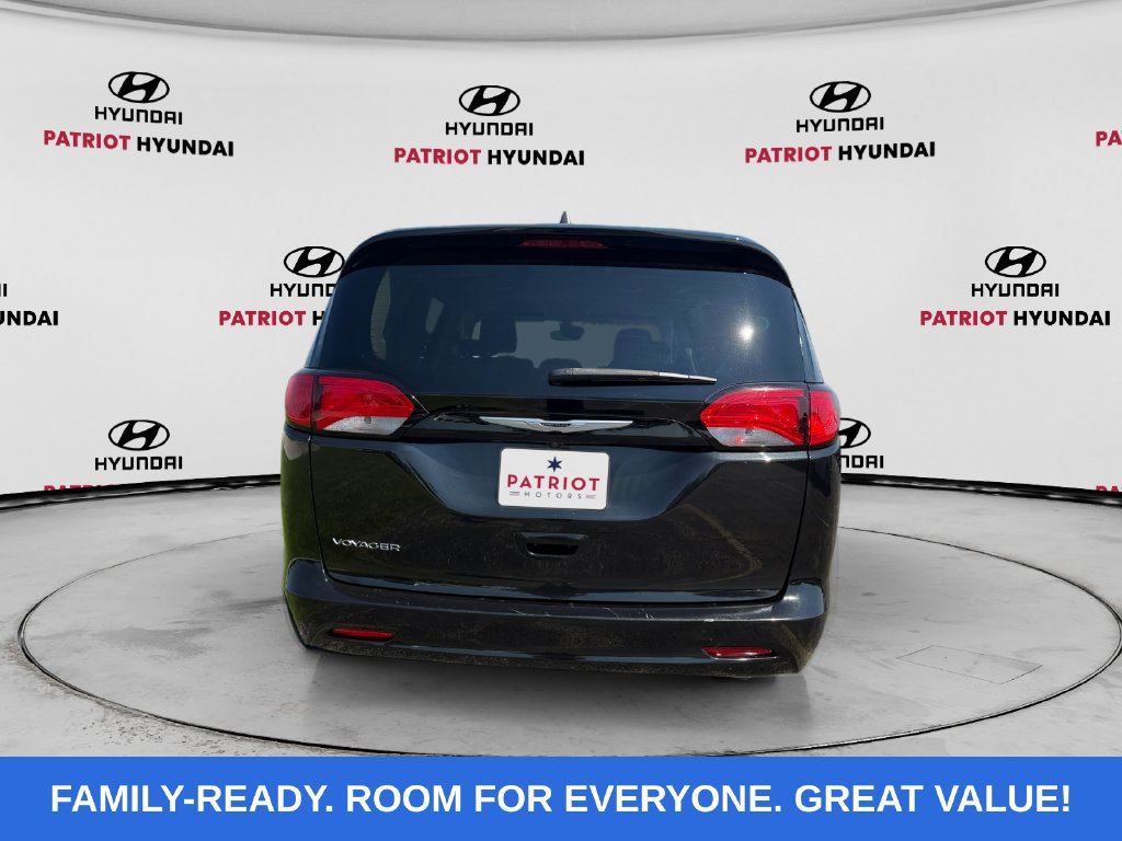 Used 2023 Chrysler Voyager LX FWD image 4