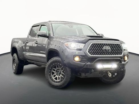 Used 2018 Toyota Tacoma TRD Sport image 2