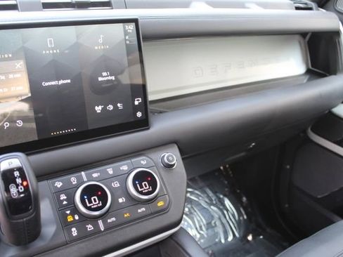 Used 2024 Land Rover Defender 110 SE image 15