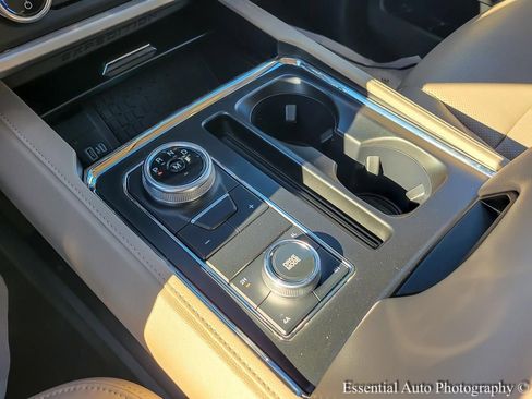 Used 2024 Ford Expedition XLT image 19