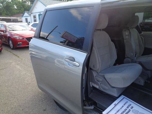Used 2017 Toyota Sienna LE image 30