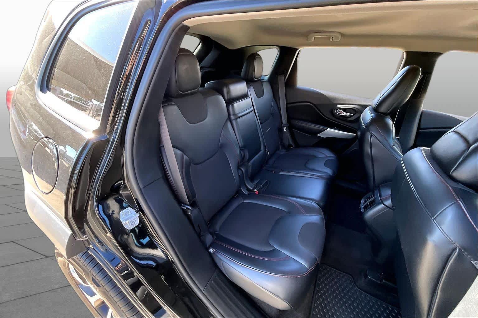 Used 2018 Jeep Cherokee Trailhawk AWD/4WD image 19