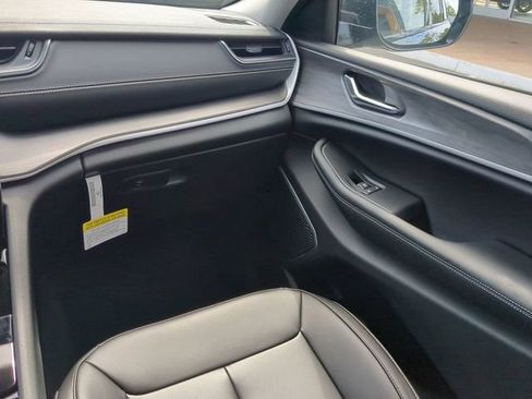 Used 2023 Jeep Grand Cherokee Limited w/ Black Appearance Package image 16