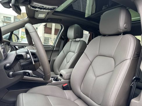 Certified 2025 Porsche Macan AWD/4WD image 5