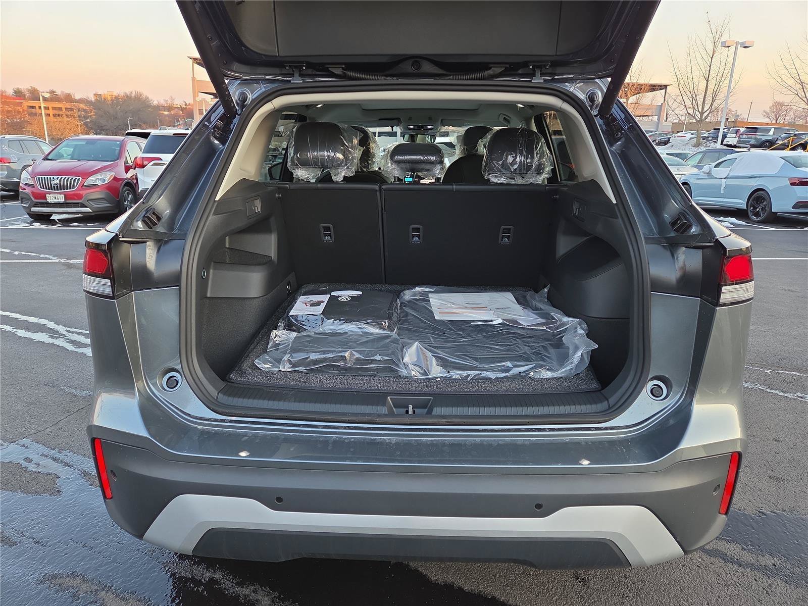 Used 2026 Volkswagen Tiguan SE AWD/4WD image 5