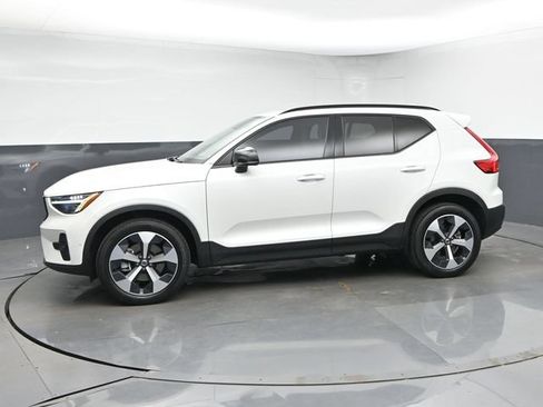 Used 2024 Volvo XC40 B5 Plus AWD/4WD image 6
