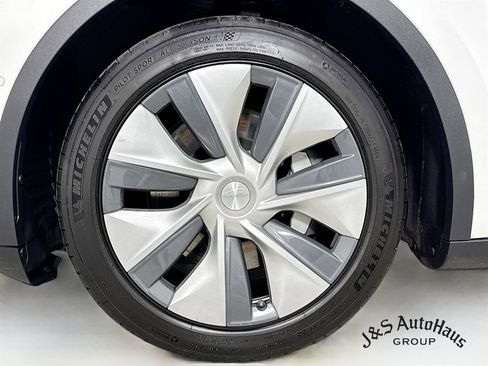 Used 2022 Tesla Model Y Long Range image 35