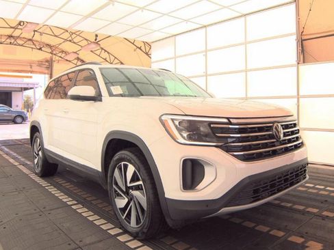 Used 2025 Volkswagen Atlas SE image 4