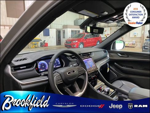New 2025 Jeep Grand Cherokee L Limited w/ Luxury Tech Group II image 34