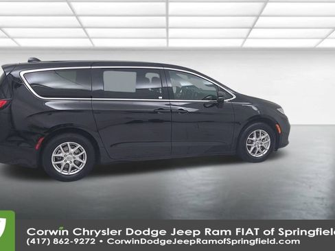 Certified 2025 Chrysler Pacifica Select image 16