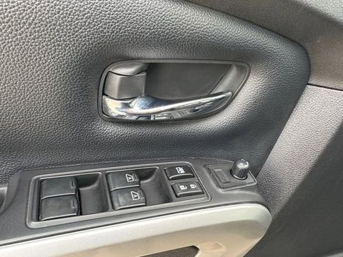 Used 2018 Nissan Titan SV image 5