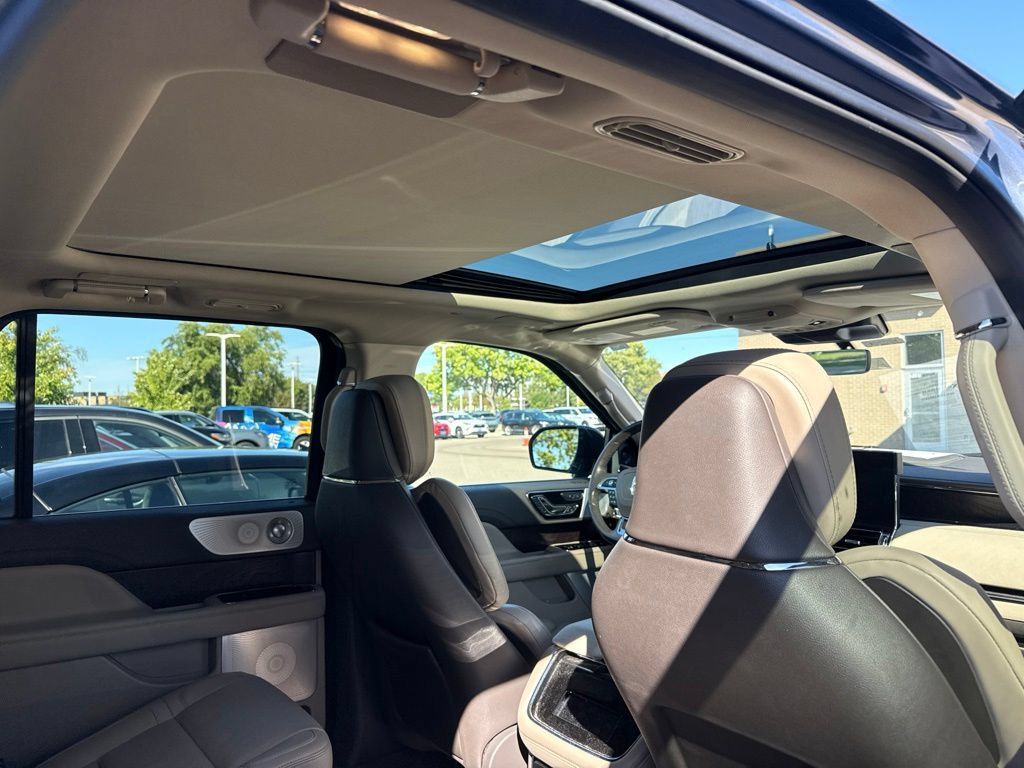 Used 2023 Lincoln Navigator L Reserve AWD/4WD image 6