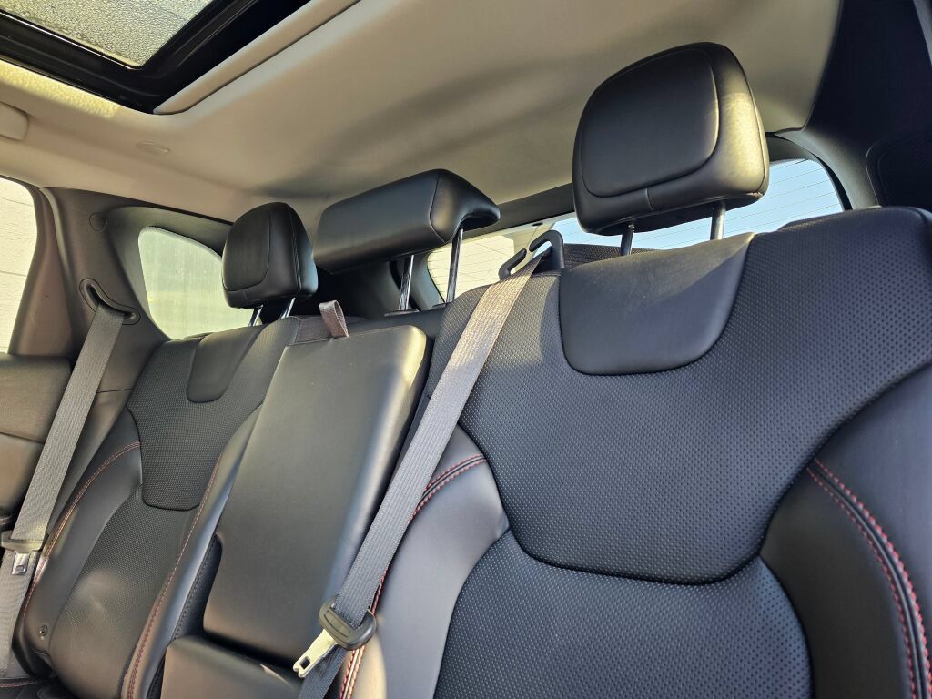 Used 2019 Jeep Cherokee Trailhawk AWD/4WD image 17