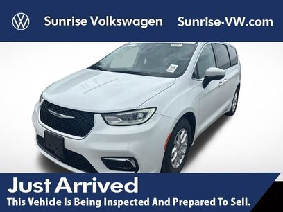 Used 2023 Chrysler Pacifica Touring-L