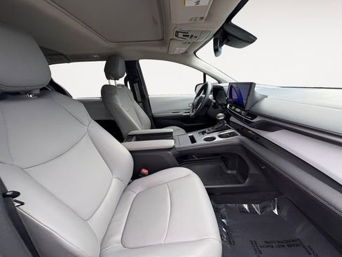 Used 2025 Toyota Sienna XLE image 14