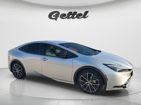 Used 2024 Toyota Prius XLE image 2