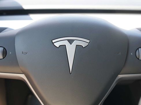 Used 2025 Tesla Model Y Long Range RWD image 14