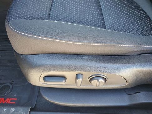 Used 2023 GMC Acadia SLE w/ Driver Convenience Package image 6