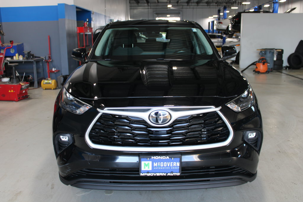 Used 2022 Toyota Highlander LE AWD/4WD image 2