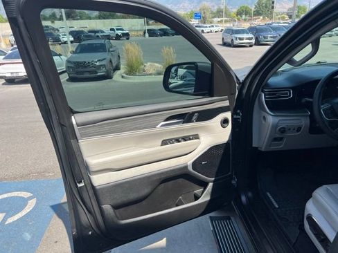 Used 2022 Jeep Wagoneer Series III w/ Premium Group I AWD/4WD image 6
