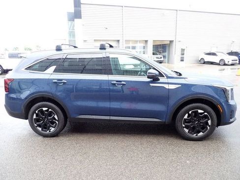 Certified 2024 Kia Sorento S w/ Panoramic Sunroof Package AWD/4WD image 9