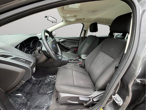 Used 2015 Ford Focus SE w/ SE Sport Package FWD image 2