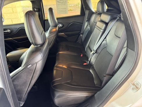 Used 2019 Jeep Cherokee Latitude Plus FWD image 19