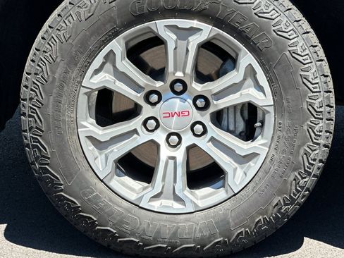 Used 2025 GMC Sierra 1500 SLT AWD/4WD image 33