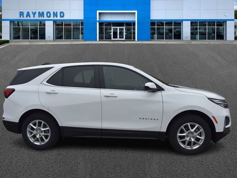 Used 2023 Chevrolet Equinox LT image 2