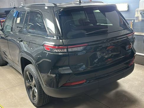 Used 2024 Jeep Grand Cherokee Limited w/ Luxury Tech Group II image 3